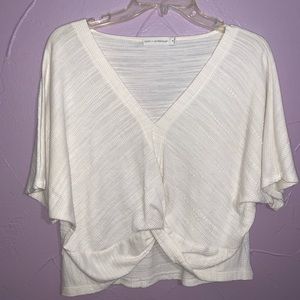 Cute white top! 🤩🤍🤍 perfect for any season🤍